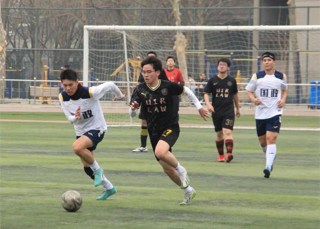 精彩足球比赛,运动员们拼尽全力 精彩足球比赛,运动员们拼尽全力