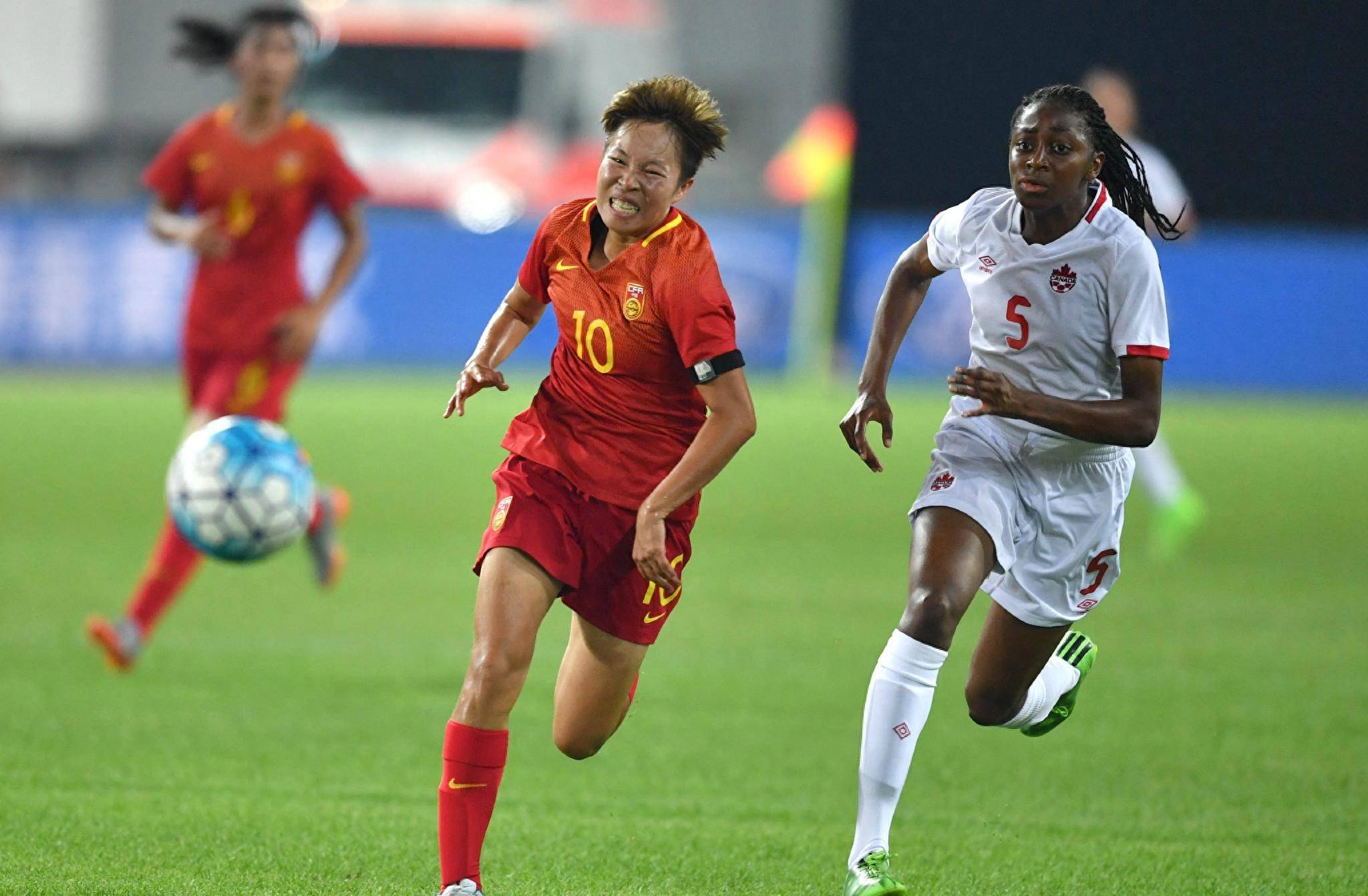 世俱杯时间-越南女足球员奋力拼搏,为国争光耀眼风采的简单介绍