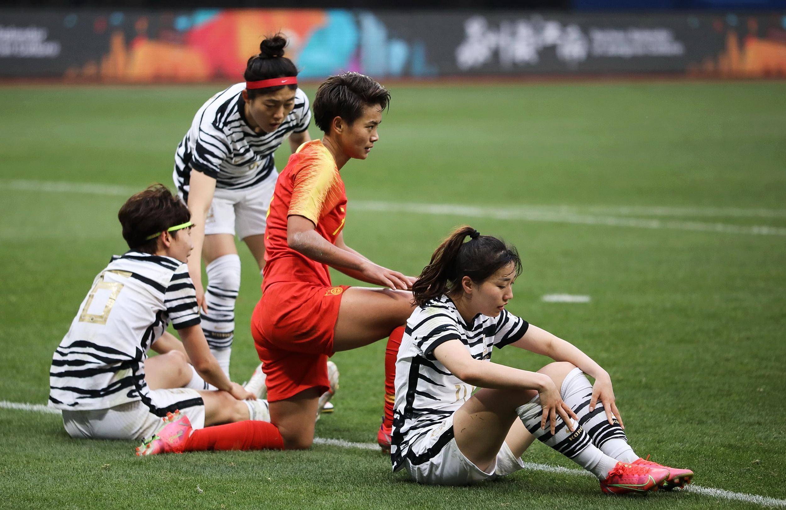 越南女足球员奋力拼搏,为国争光耀眼风采的简单介绍 越南女足球员奋力拼搏,为国争光耀眼风采的简单介绍