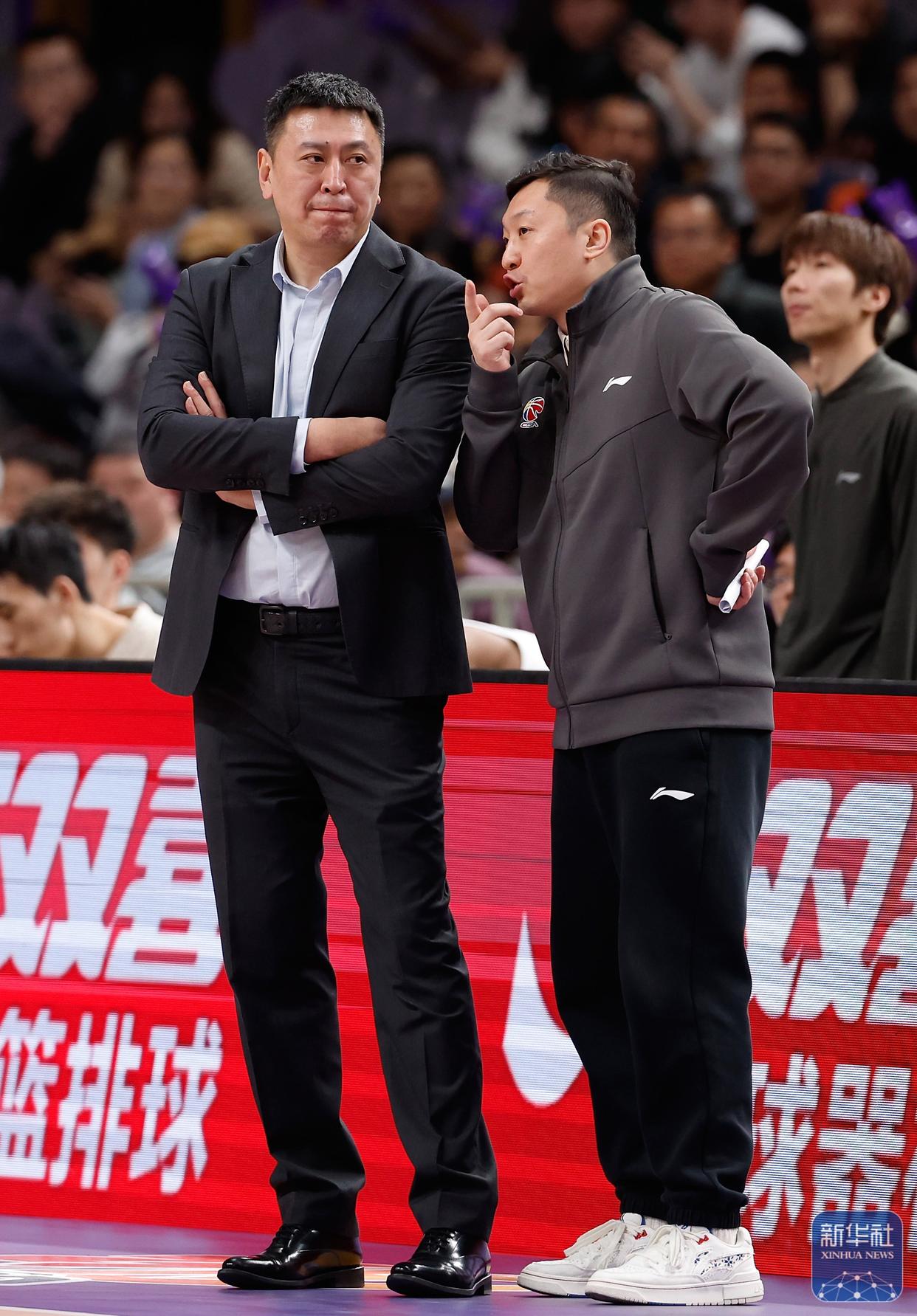 世俱杯2025-浙江稠州男篮球员奋勇拼抢,连胜收官