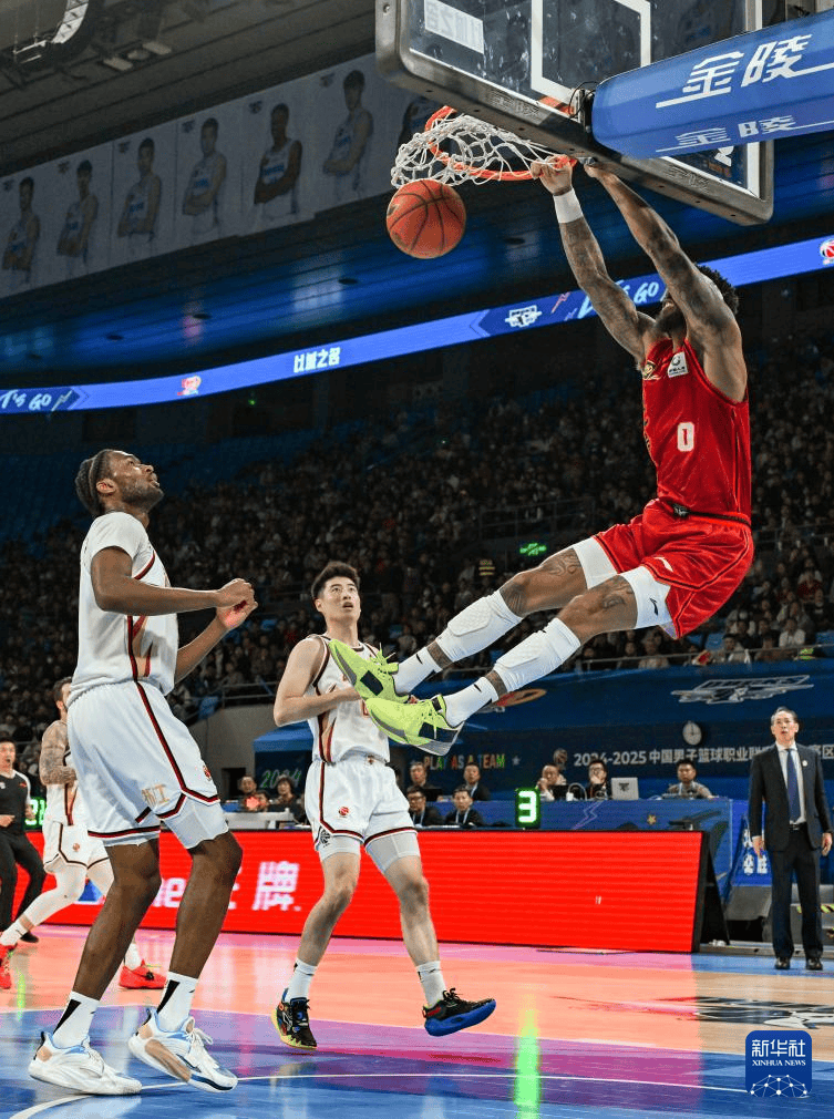 浙江稠州男篮球员奋勇拼抢,连胜收官 浙江稠州男篮球员奋勇拼抢,连胜收官