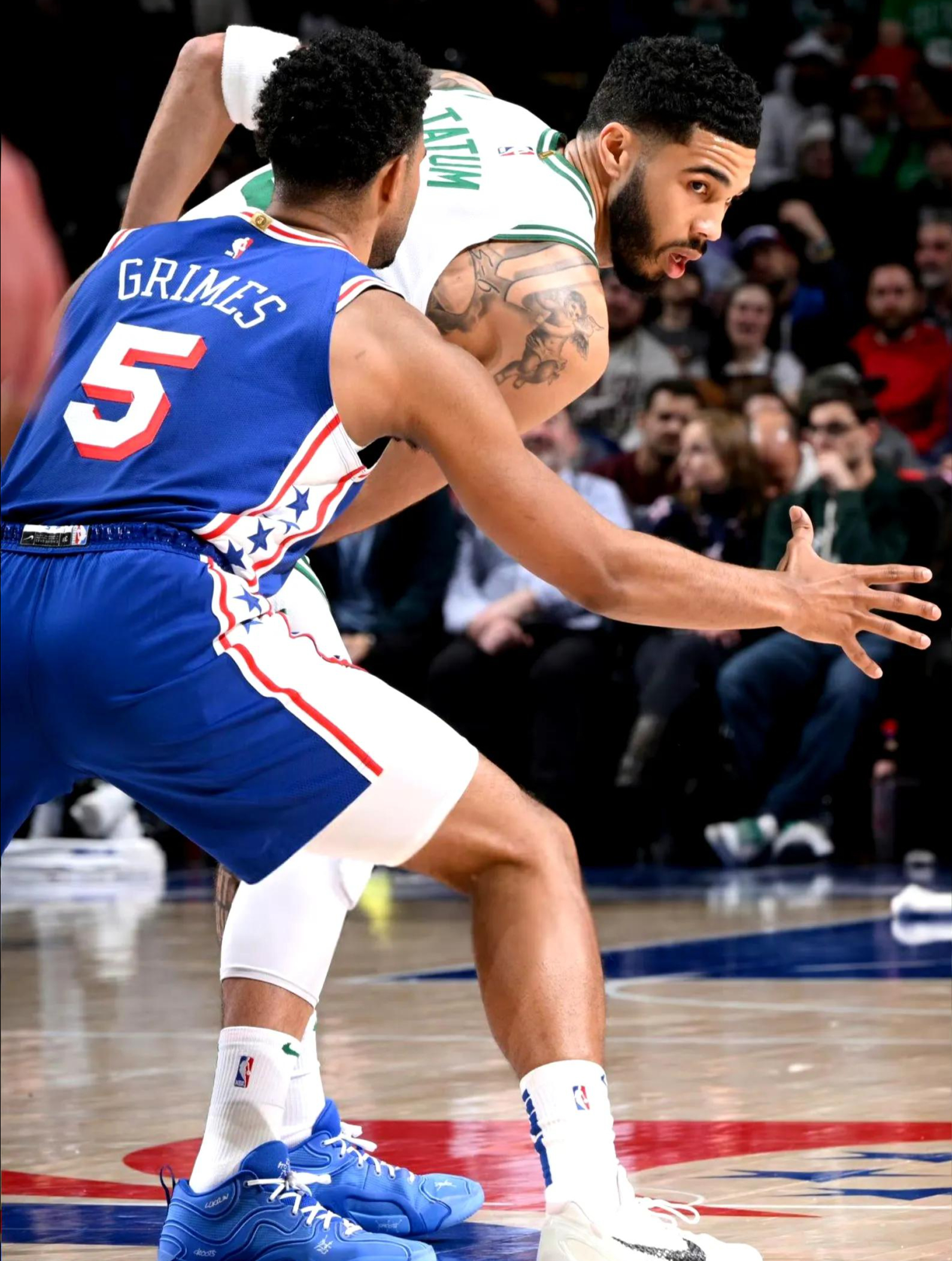 凯尔特人主控发挥出色，带领球队登上胜利之巅！的简单介绍