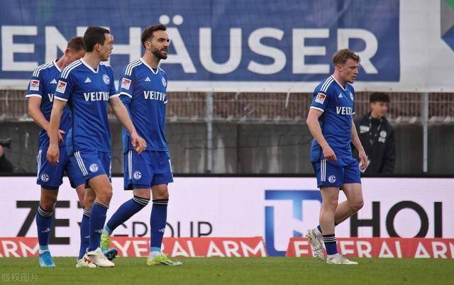 沙尔克主教练公布新战术,备战下一场比赛 沙尔克主教练公布新战术,备战下一场比赛