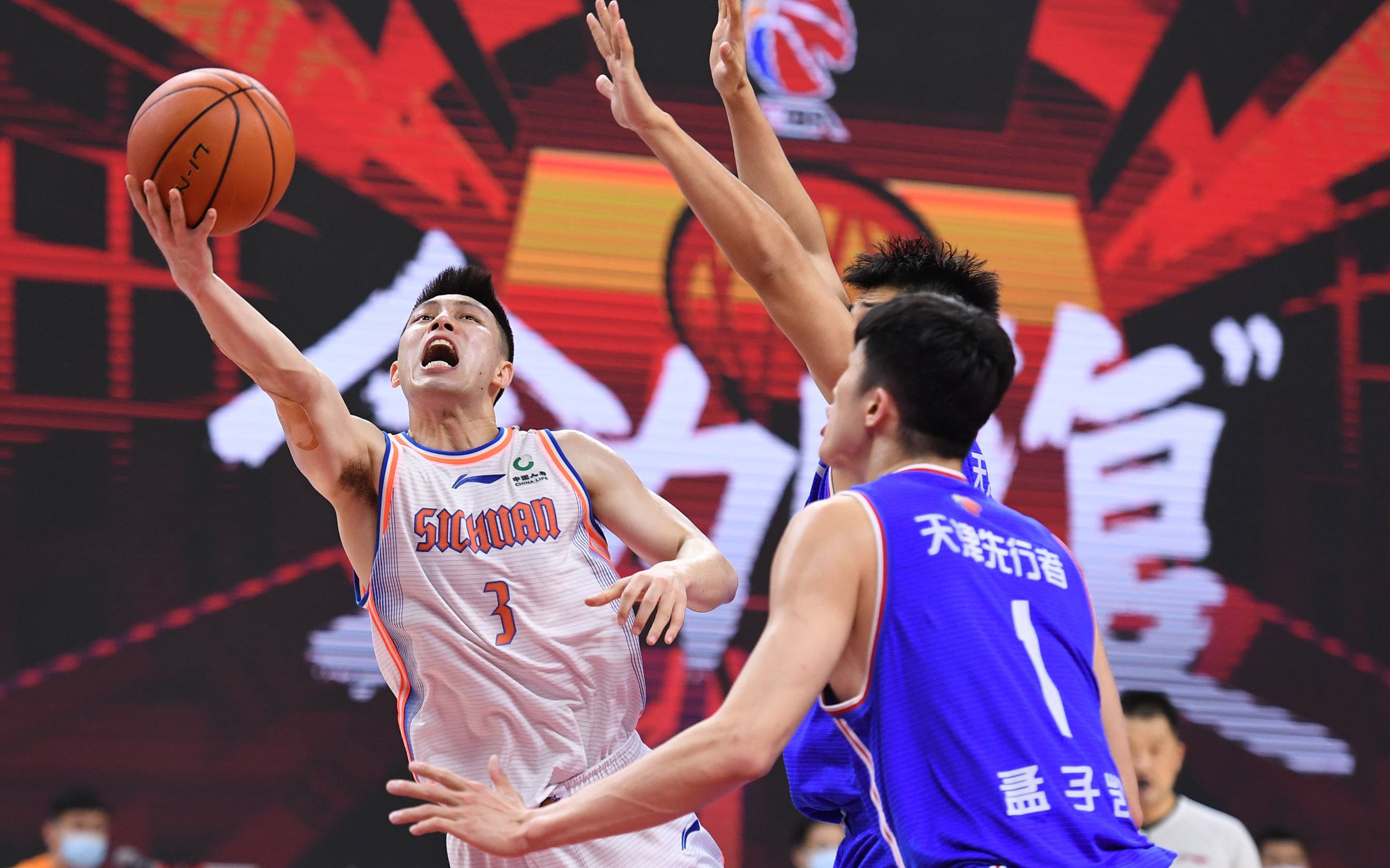 新秀异军突起震撼赛场,篮球大赛愈显火爆 新秀异军突起震撼赛场,篮球大赛愈显火爆