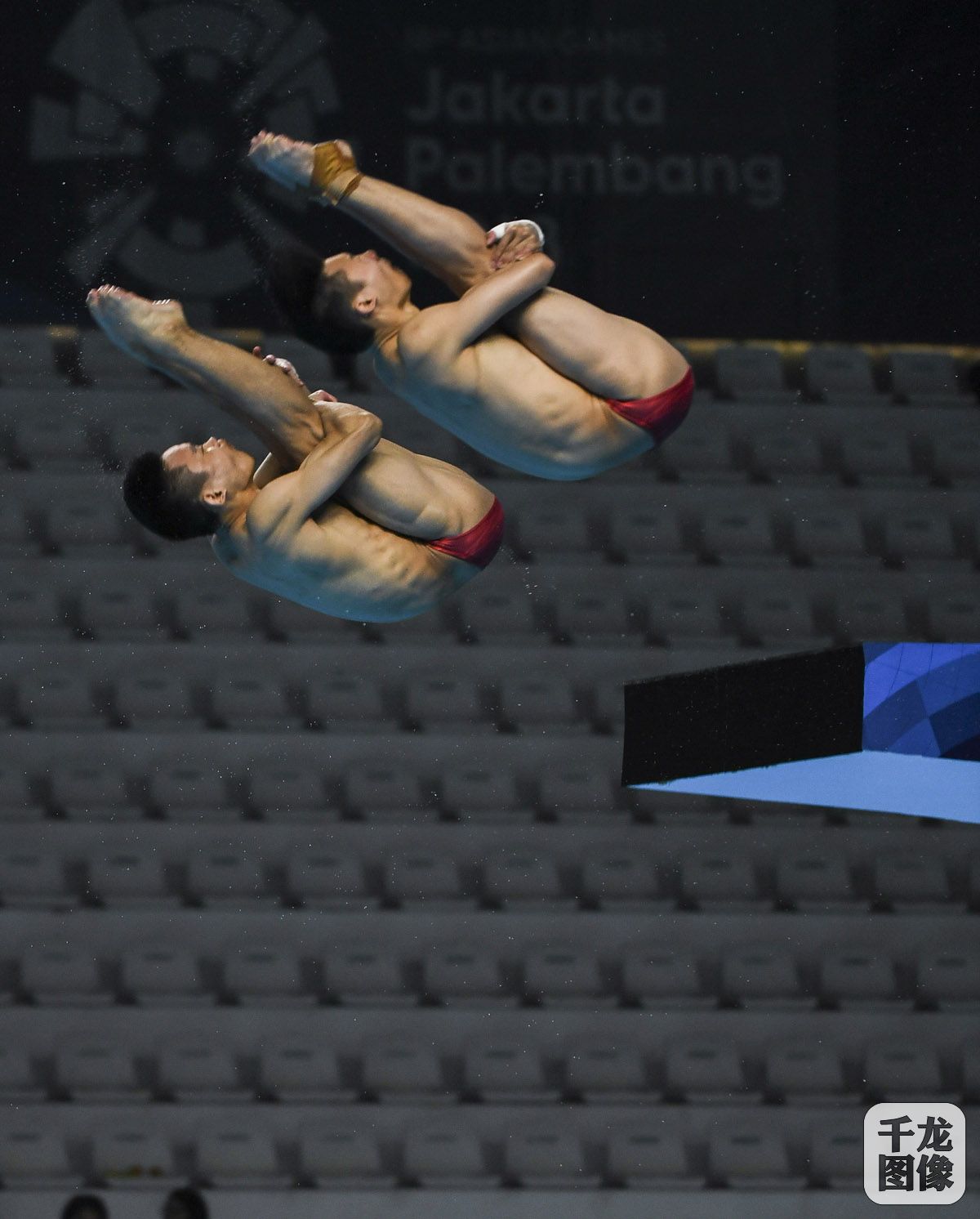 世俱杯冠军-欧洲跳水选手引领混合双人比赛领先