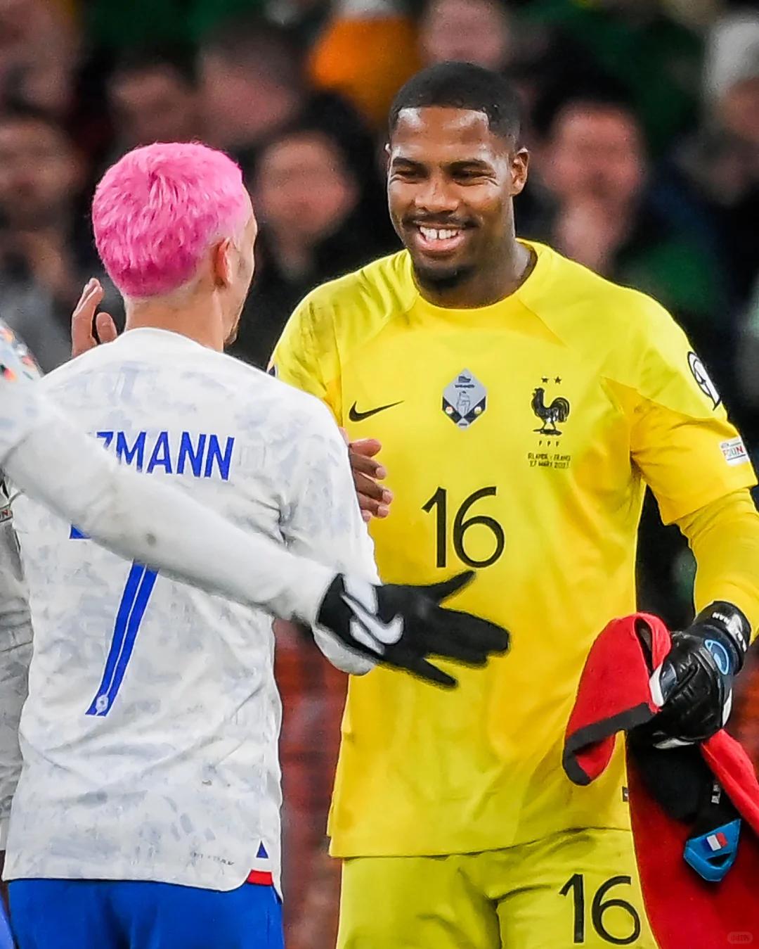 里昂队前锋表现抢眼,法国足坛掀起新一轮争议 里昂队前锋表现抢眼,法国足坛掀起新一轮争议