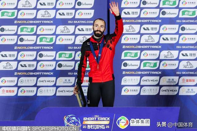 短道速滑比赛中加拿大选手夺冠