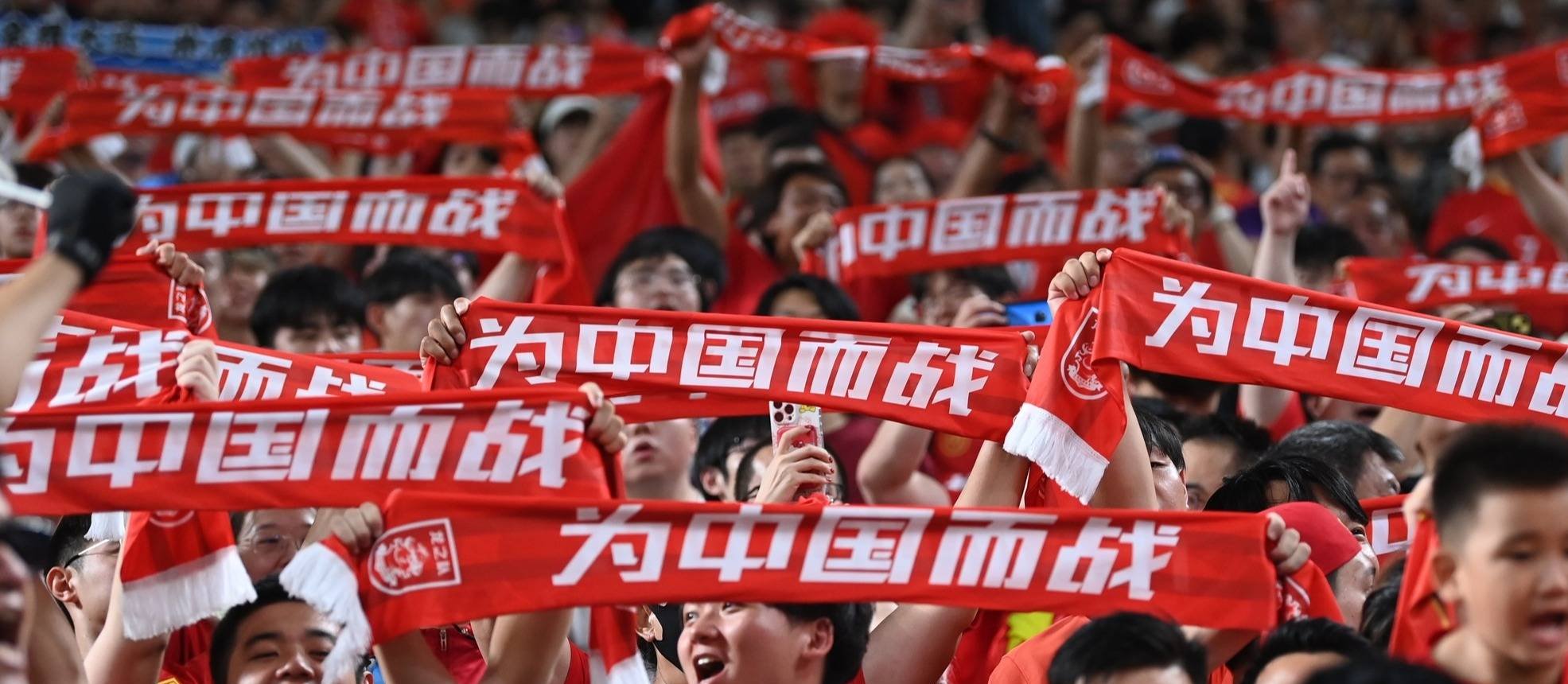 队员团结一心，中国足球队夺得胜利