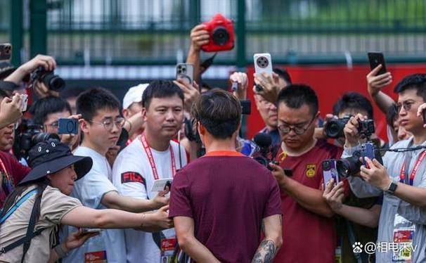 世俱杯奖金-国内足球赛事引爆热议,球迷热情高涨