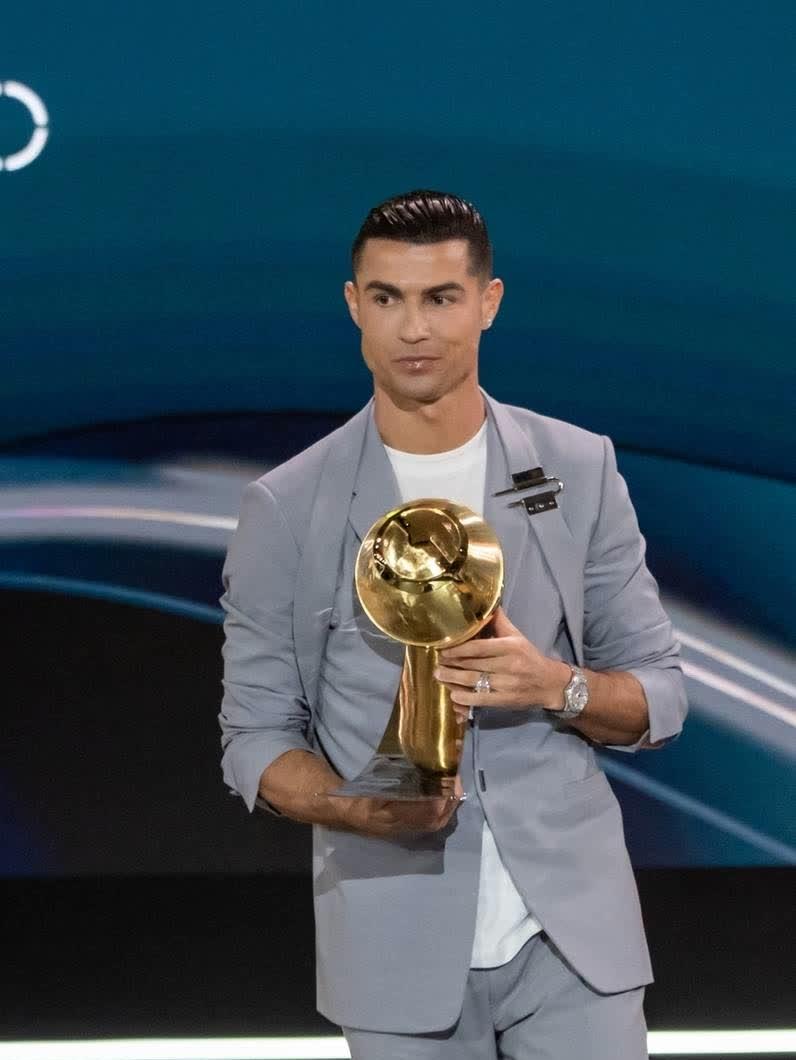 世俱杯决赛-C罗再次成为焦点球员,为球队带来冠军奖杯