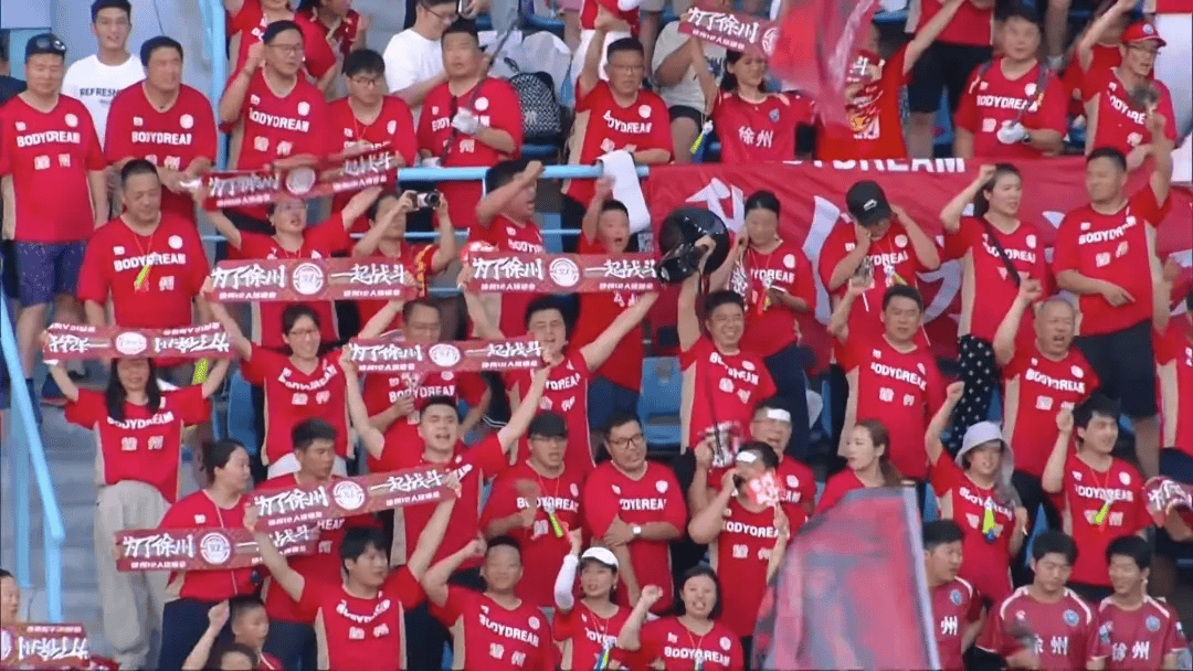 足球运动盛事:球队备战比赛,球员全力以赴 足球运动盛事:球队备战比赛,球员全力以赴