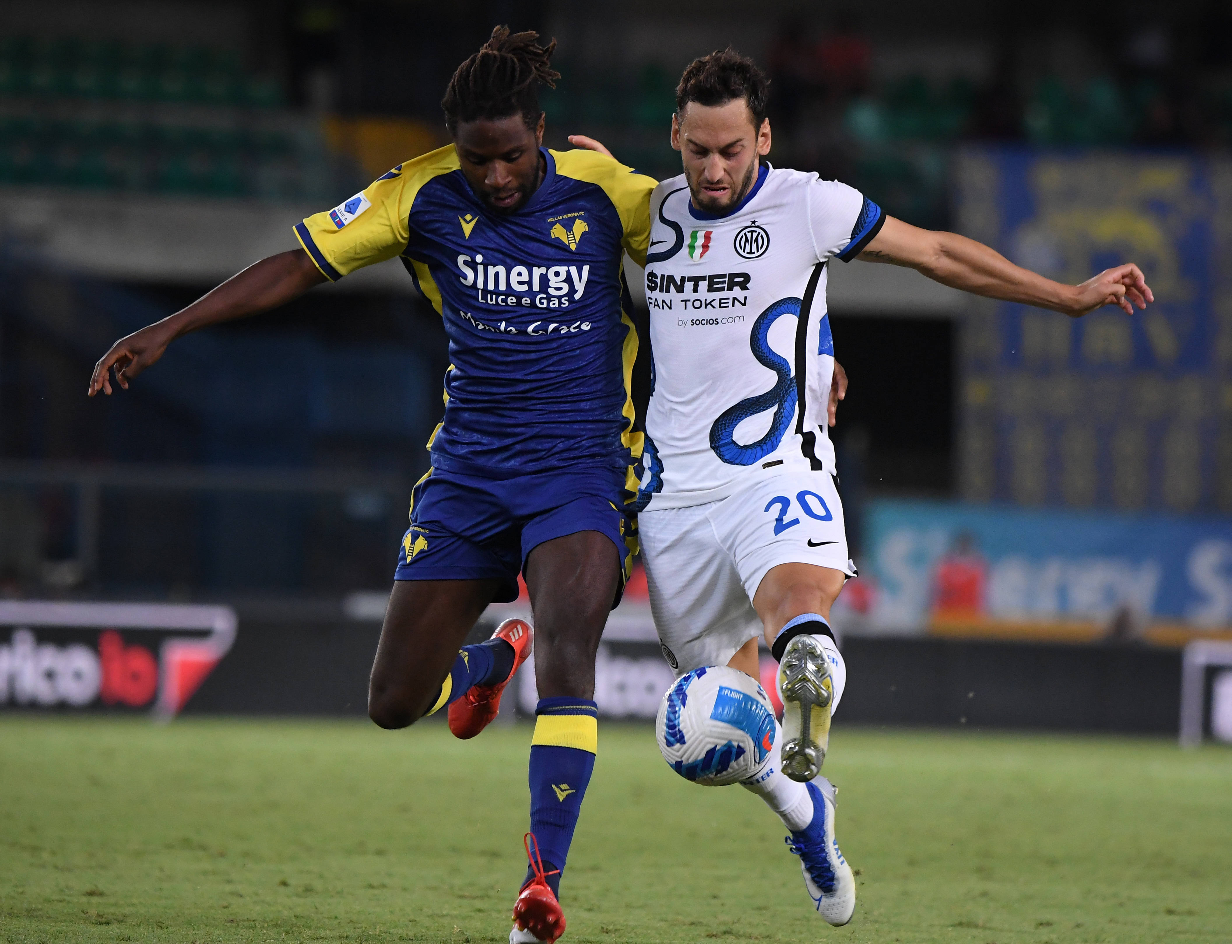 维罗纳客场遭遇失利，保级形势严峻