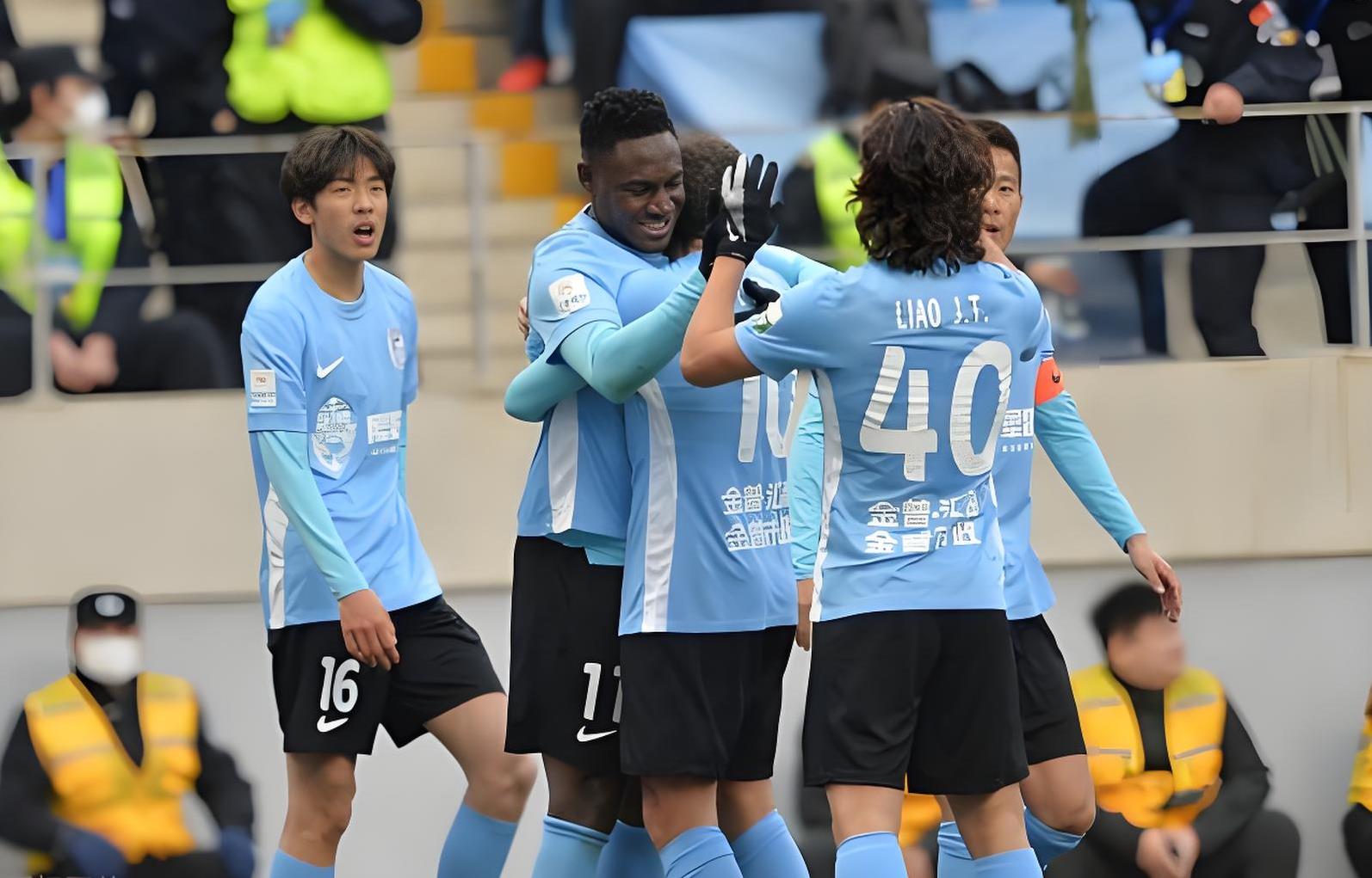 世俱杯2025-青岛队主力球员成为焦点,表现突出引人注目