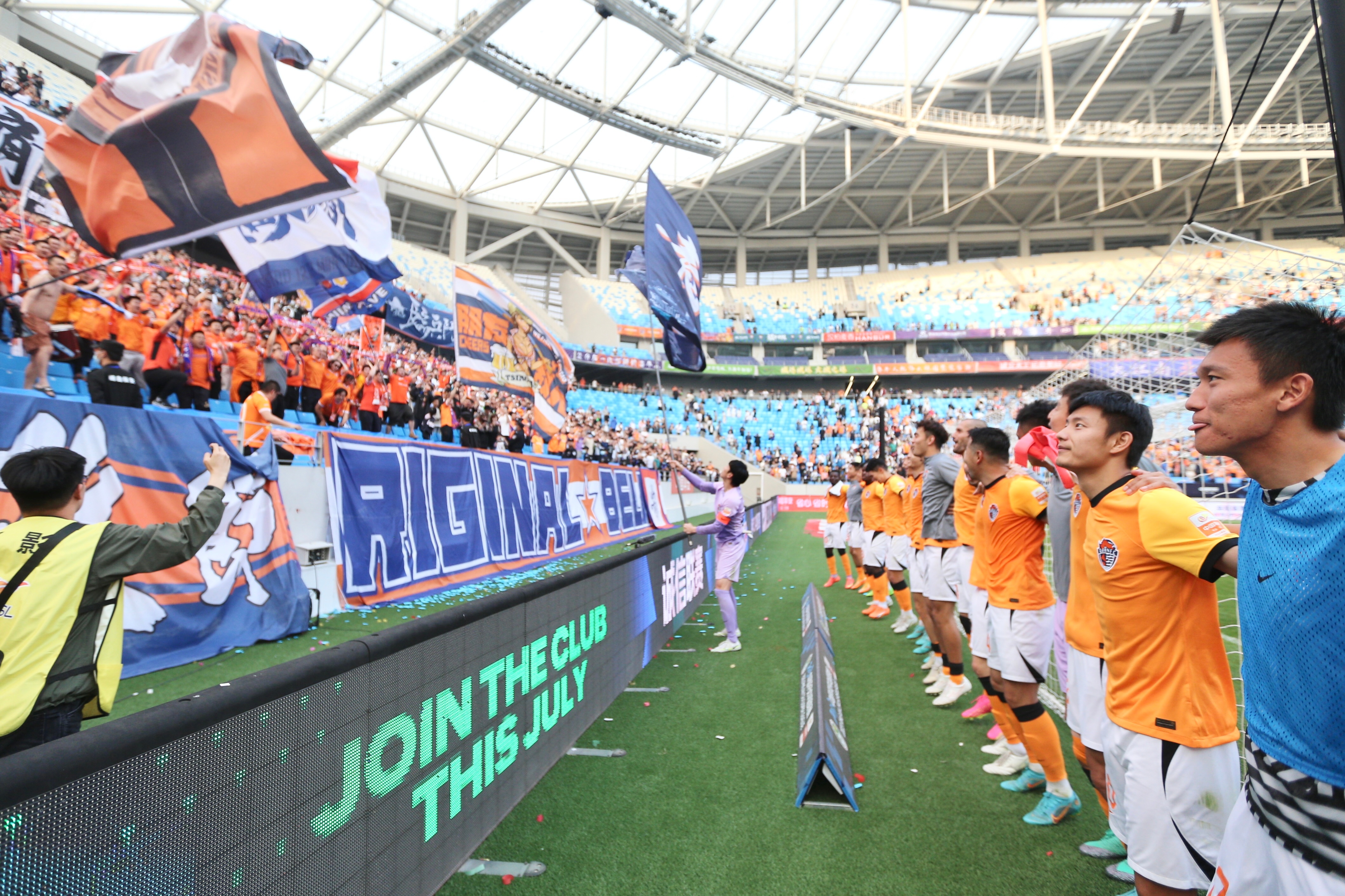 青岛队主力球员成为焦点，表现突出引人注目