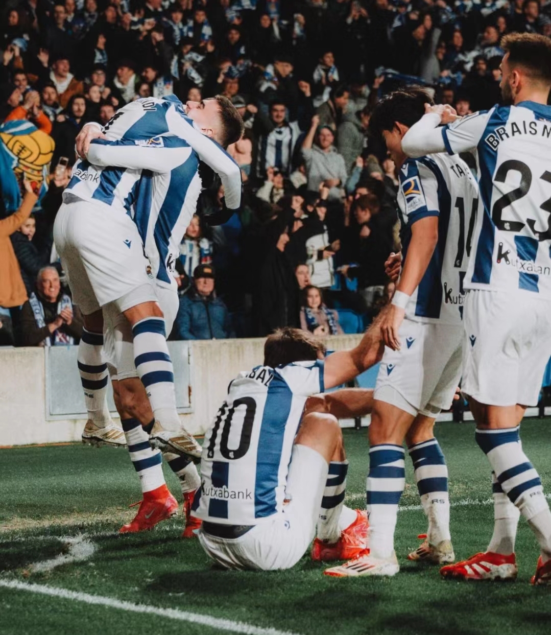 世俱杯时间-巴塞罗那教练团队进行战术调整,备战新赛季