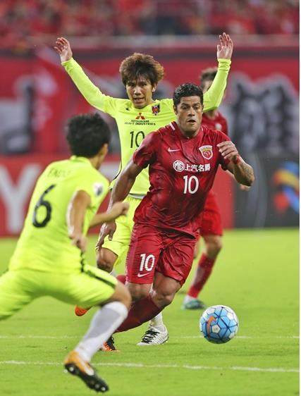 客场作战难度增大,球队全力抗衡取得平局 客场作战难度增大,球队全力抗衡取得平局