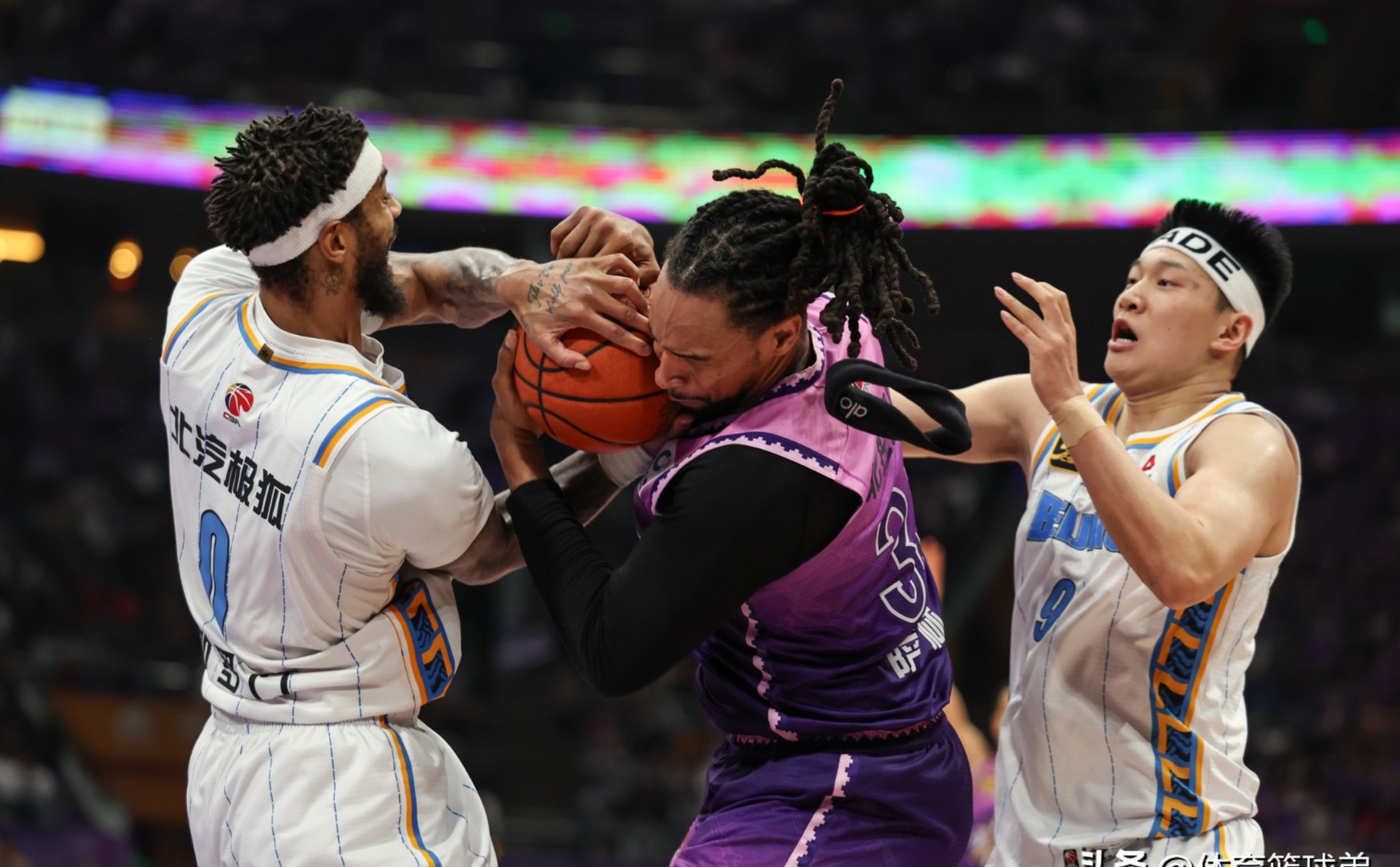 世俱杯决赛-篮球赛场上掀起一波强烈的情绪波动