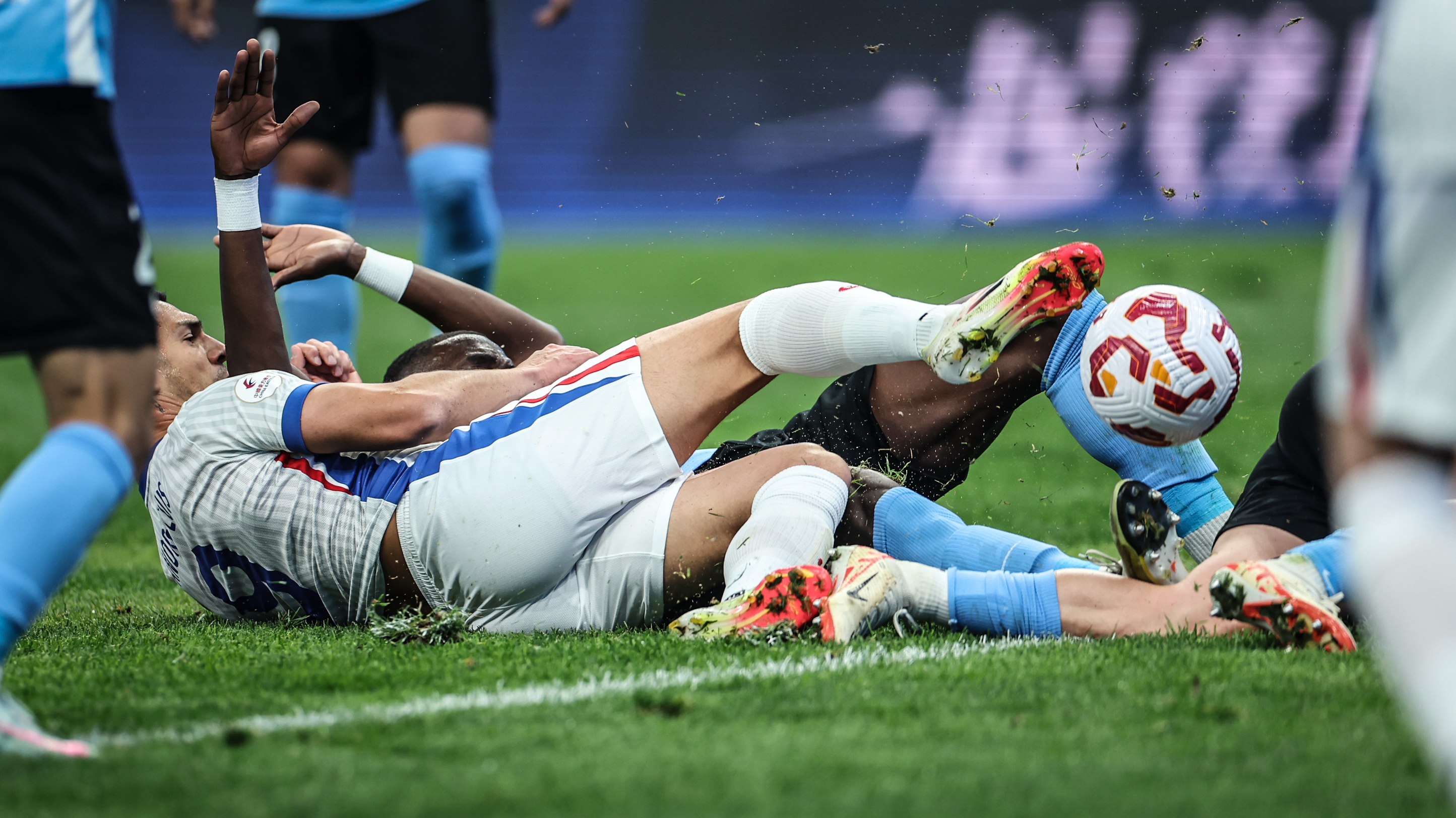 中超比赛球员因伤退赛引发球迷担忧 中超比赛球员因伤退赛引发球迷担忧