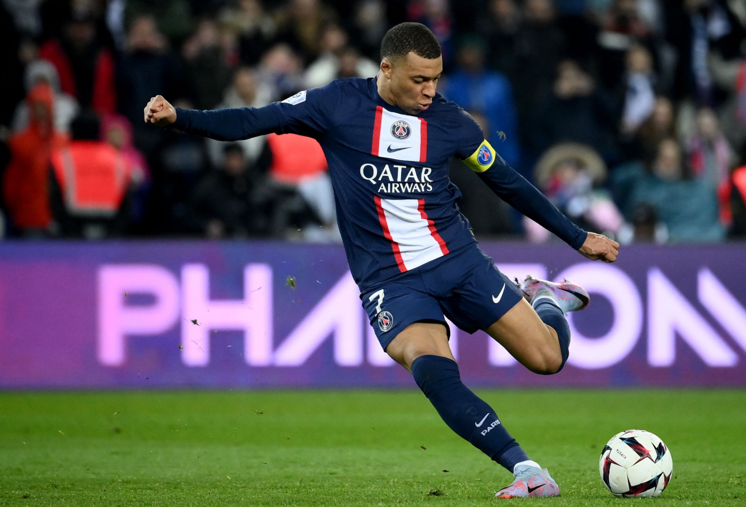 世界级球员表现抢眼,全队表现平稳 世界级球员表现抢眼,全队表现平稳