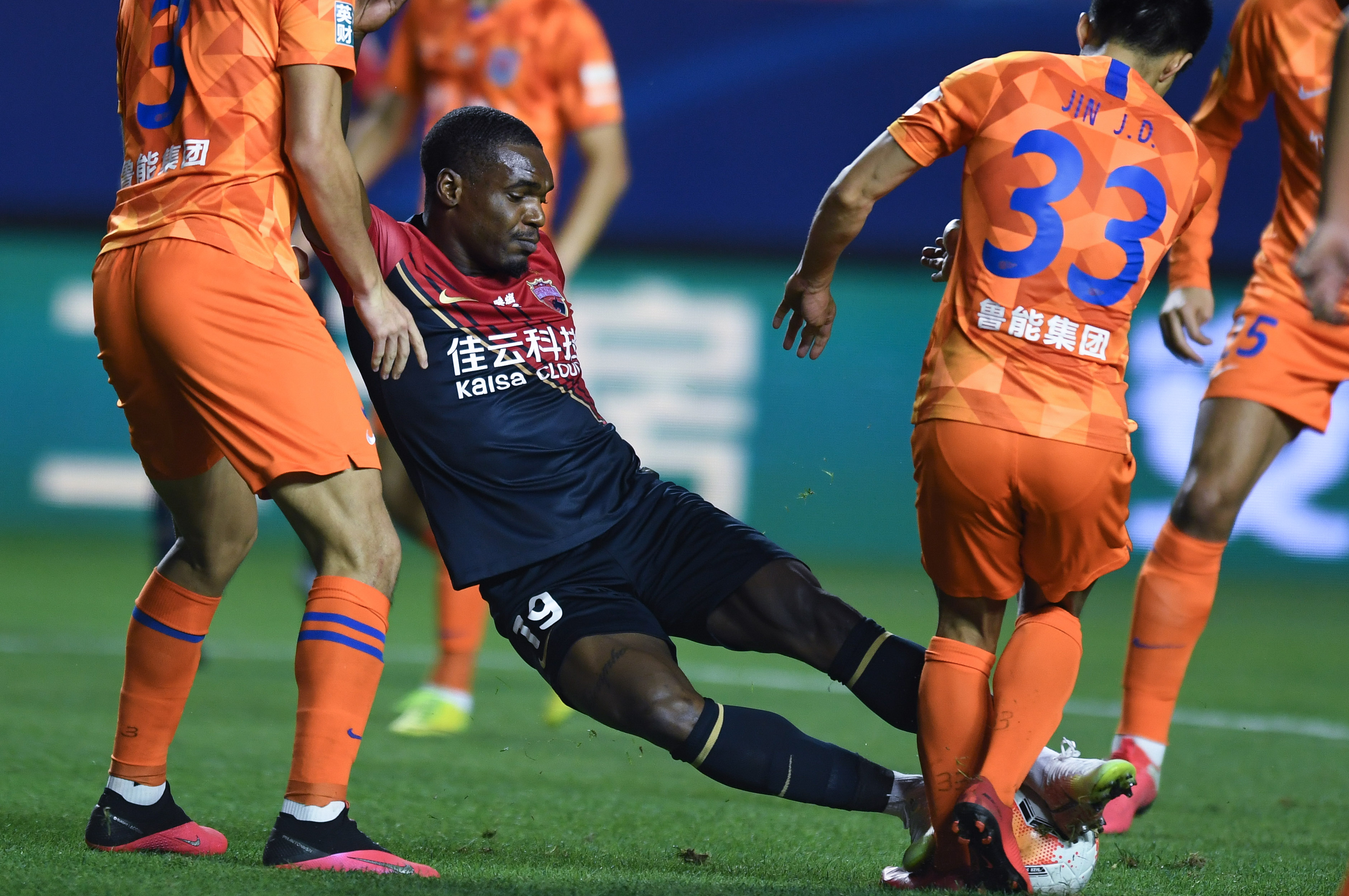 深圳佳兆业主场不敌山东鲁能，遭遇连败