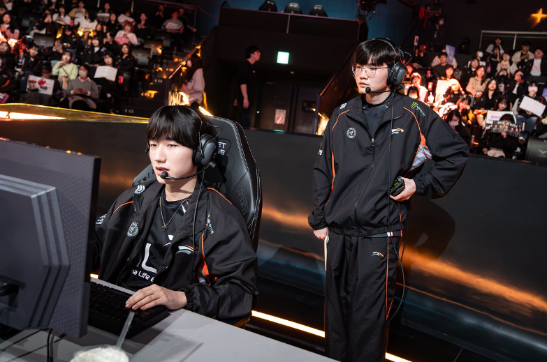 包含HLE轻取DRX,Peanut打出惊人五杀峡谷大战成都决赛之夜,让粉丝疯狂欢呼的词条 包含HLE轻取DRX,Peanut打出惊人五杀峡谷大战成都决赛之夜,让粉丝疯狂欢呼的词条