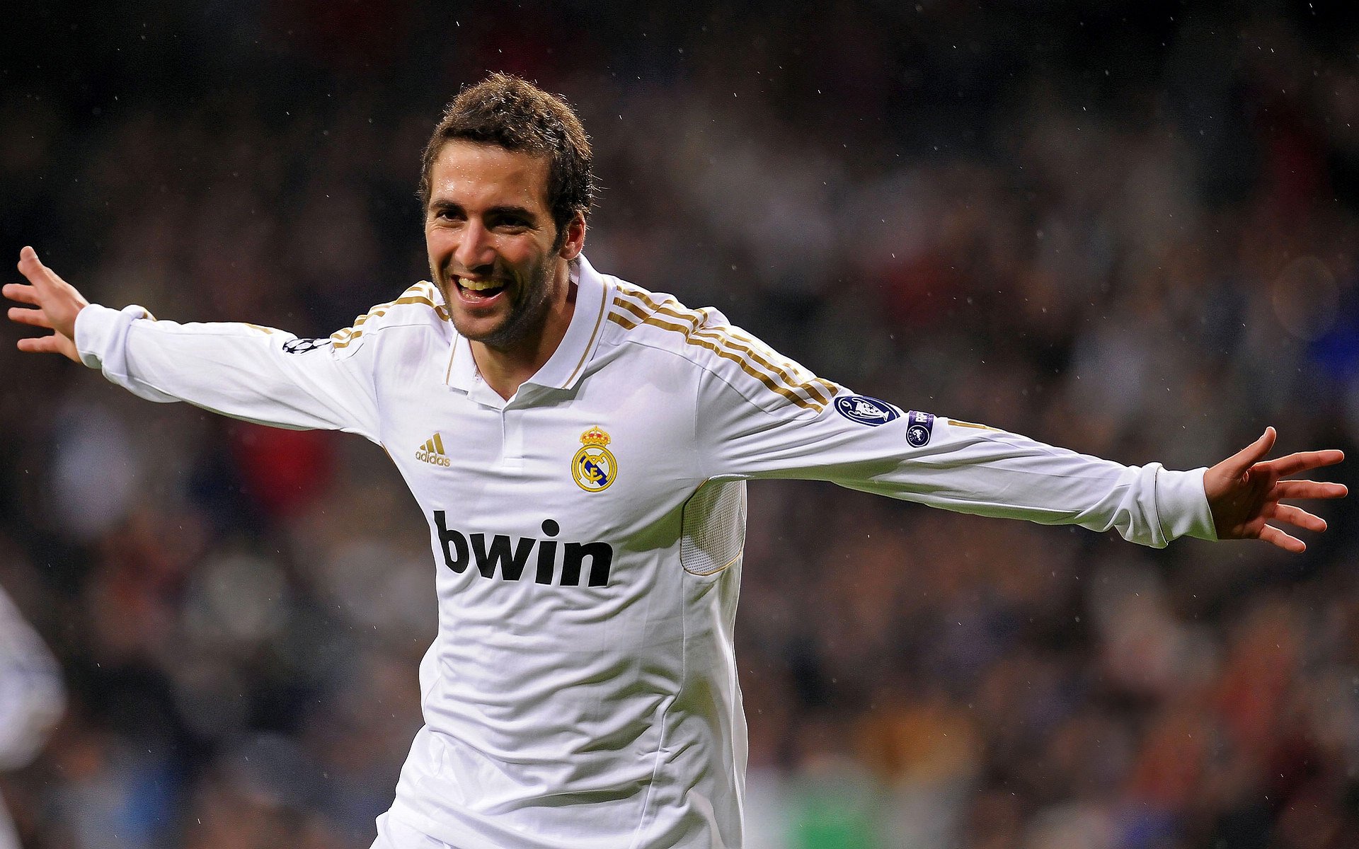 欧冠半决赛之夜，一粒点球背后的千钧重压，与那抹斩断黑暗的绝境微光