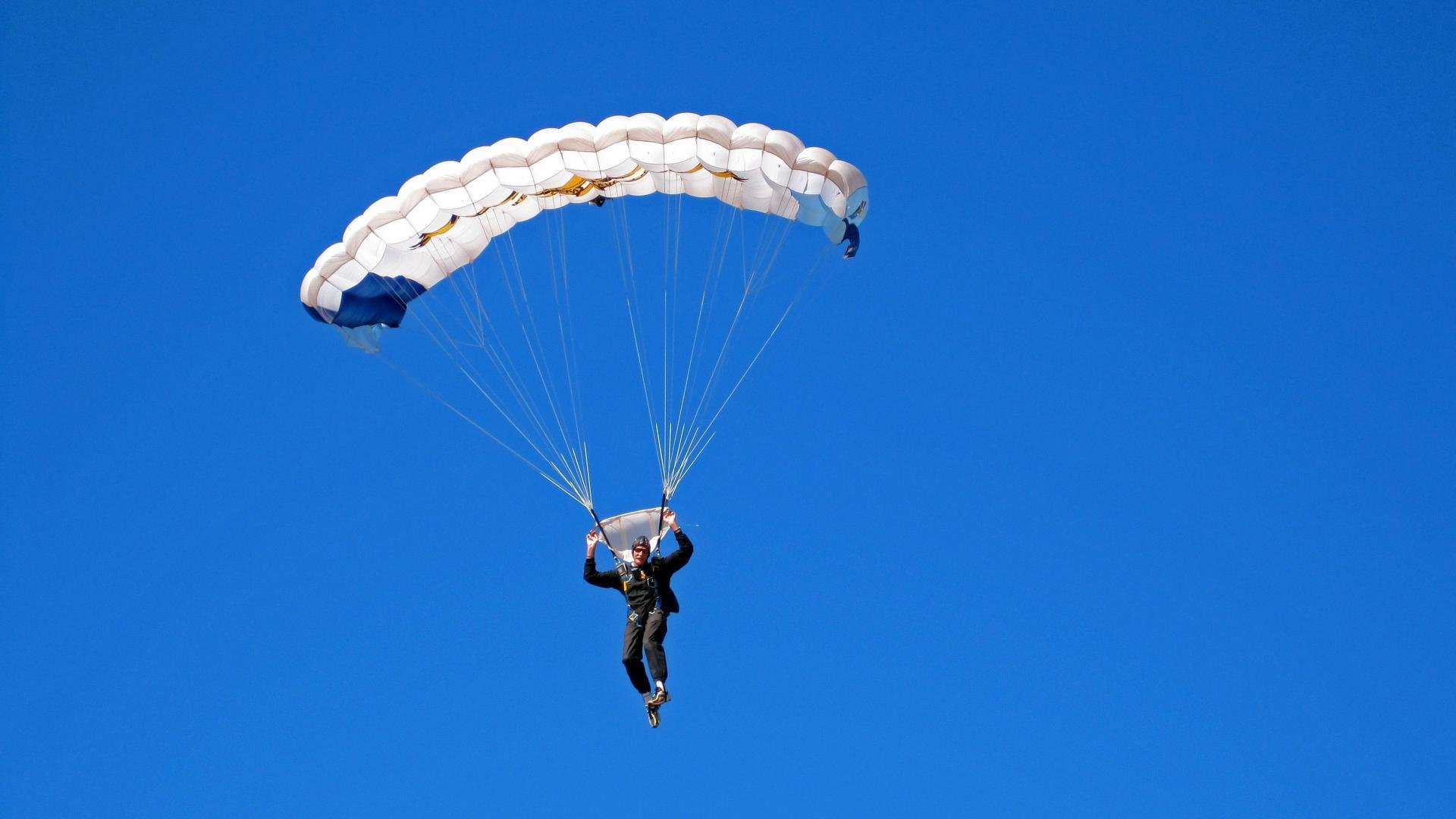 世俱杯直播-当F1方向盘成为篮球，鹈鹕冲垮猛龙的终极启示录