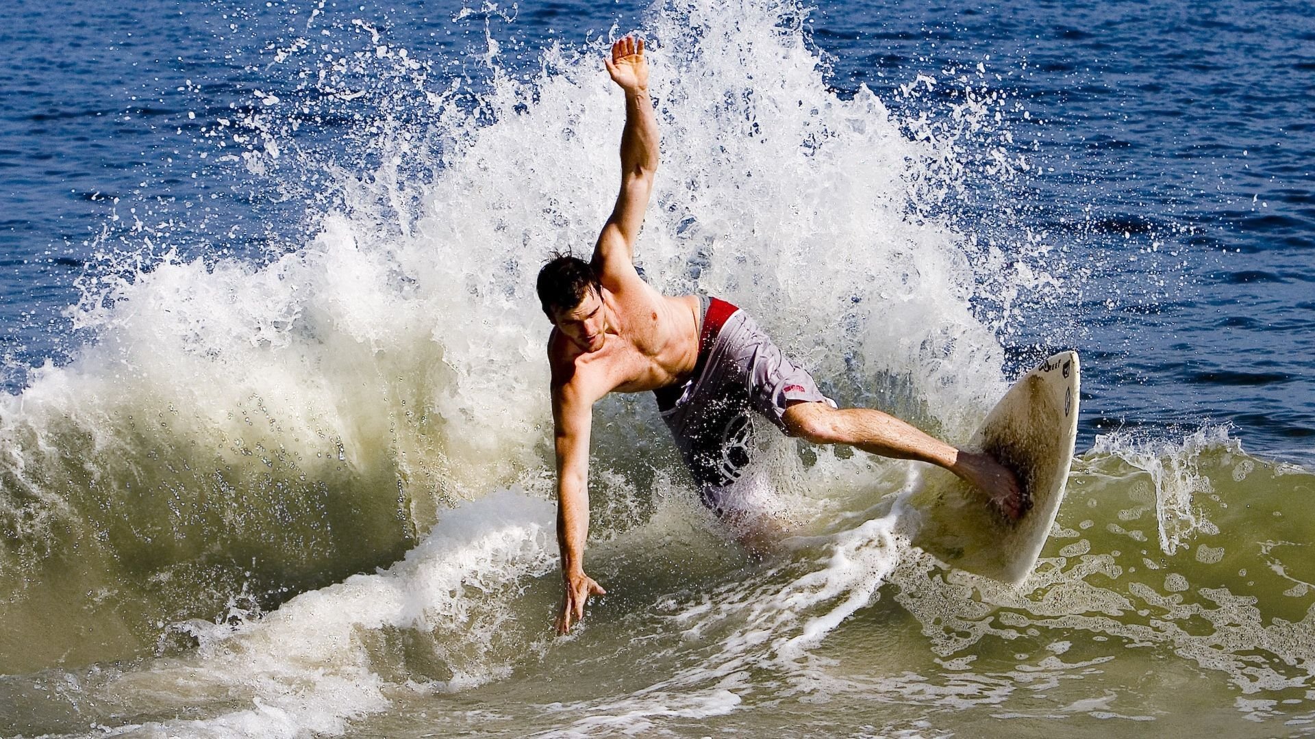 德国战车轰垮智利，内马尔领衔巴西告捷，足球之夜的双重盛宴